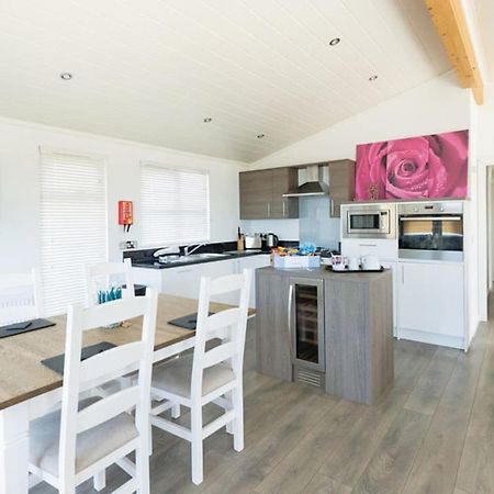 Fishguard Bay Resort Llanllawer Exterior foto