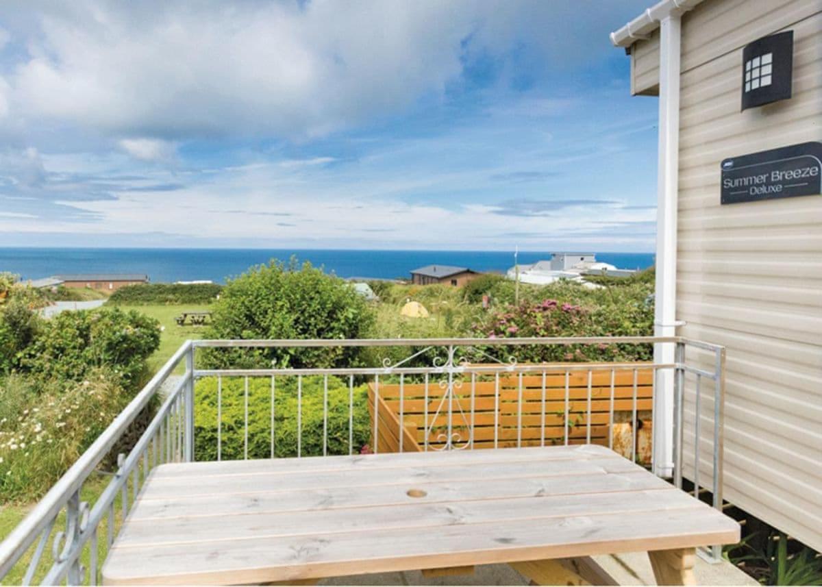Fishguard Bay Resort Llanllawer Exterior foto