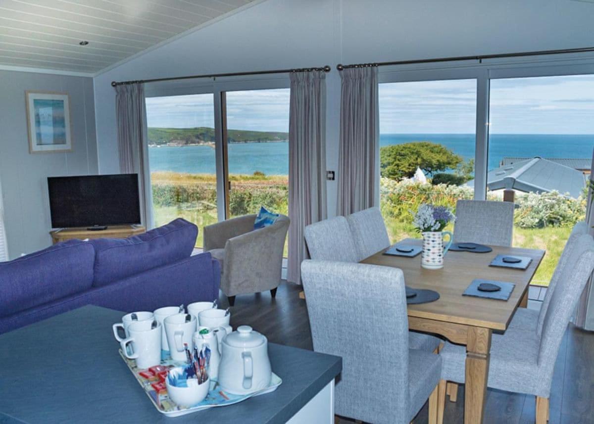 Fishguard Bay Resort Llanllawer Exterior foto