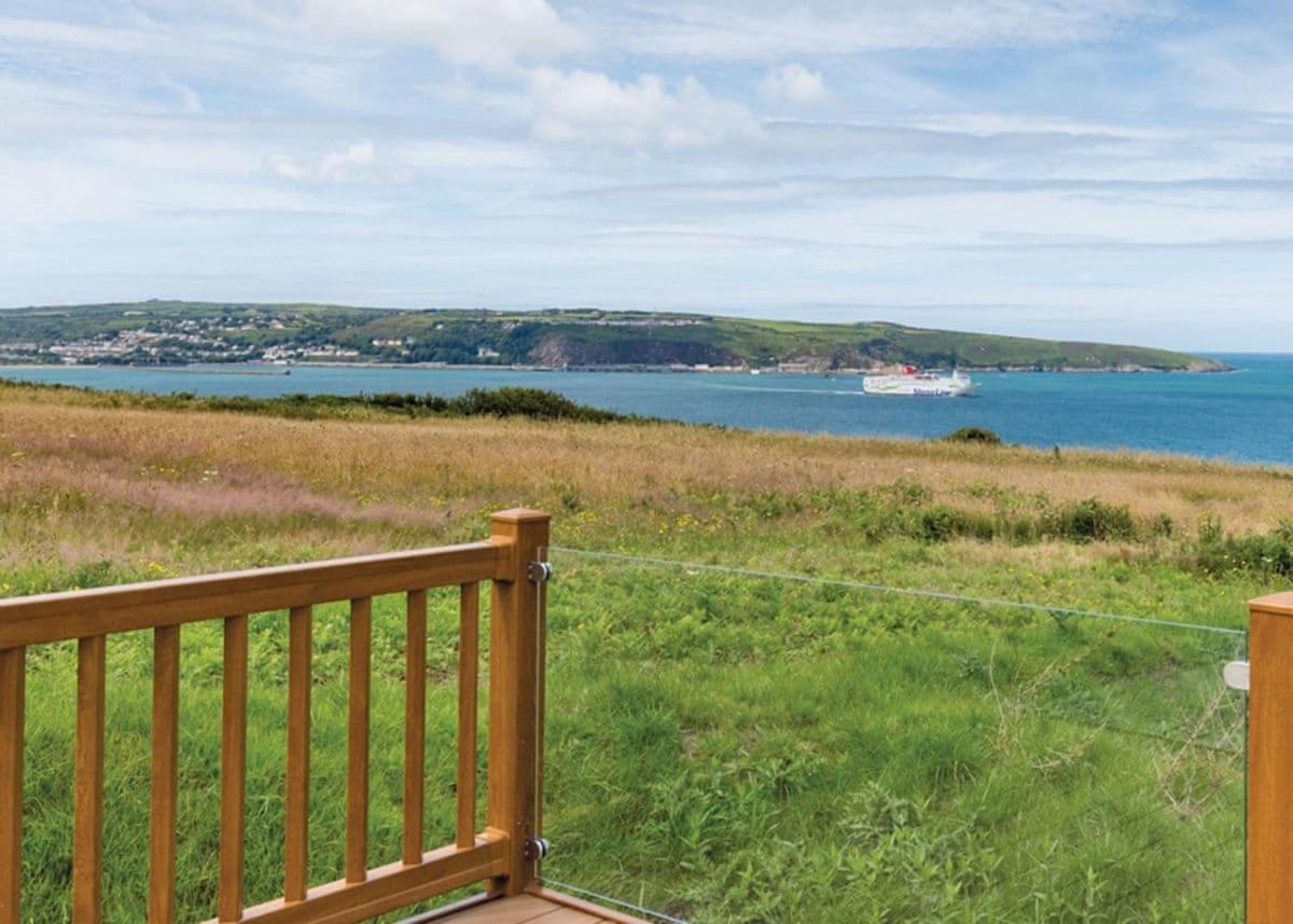 Fishguard Bay Resort Llanllawer Exterior foto